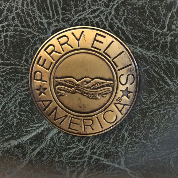 💚 Perry Ellis Vintage leather, goldtone logo medallion crossbody bag - Picture 3 of 12